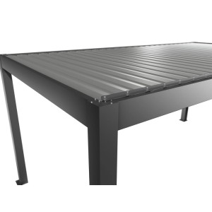 Pergola Biohort 5,5x3m in quarzo argento: dettaglio delle lamelle e della struttura del telaio.