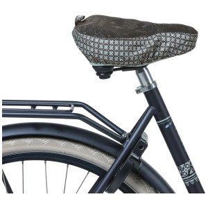 Coprisella Basil Bohème Charcoal su sella bici, impermeabile, motivo scuro.