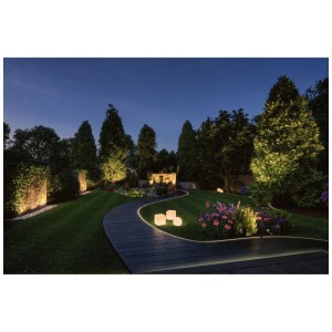 Giardino illuminato con controller LED Paulmann Plug & Shine per illuminazione esterna.
