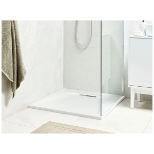 Receveur de douche Beliani Azzurro blanc en SMC effet pierre, plat, avec bonde latérale dans une salle de bain.