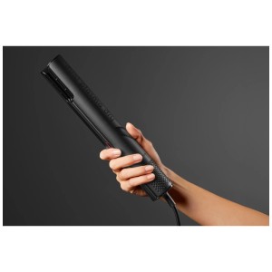 Sèche-cheveux noir Trisa Dual Plasma Dry Aluminium en main, un appareil de soin capillaire 2 en 1.