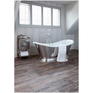 Revêtement de sol vinyle gris aspect parquet à lames dans salle de bain avec baignoire îlot.