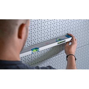 Niveau à bulle Bosch Professional (60 cm) utilisé sur un panneau perforé.