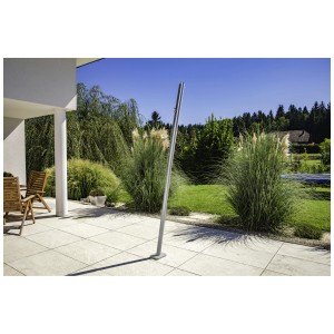 Mât de voile d'ombrage Windhager en aluminium, hauteur réglable, monté sur une terrasse.