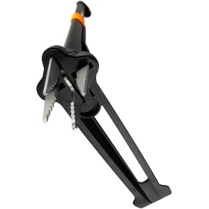 Estrappatore di erbacce Fiskars Xact con meccanismo di presa e manico telescopico per un lavoro delicato sulla schiena.