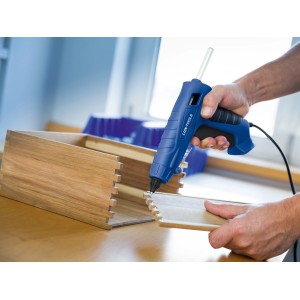 Pistolet à colle chaude LUX Comfort HKP-100/12 collant des pièces en bois.