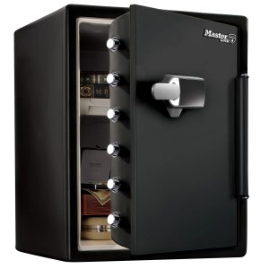 Cassaforte con allarme Master Lock LFW205TWC (56,5 l) aperta, nera e grigia, con contenuto.