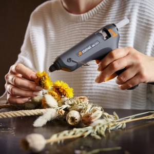 Pistolet à colle chaude Steinel Gluematic 1011 utilisé pour le bricolage avec des fleurs séchées.