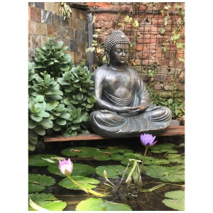 Meditierender Buddha aus Bronze für den Garten, detailreiche Gartendekoration.
