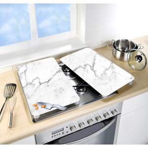 Set di 2 coperture universali per piano cottura in marmo Wenko su un piano cottura con utensili da cucina.