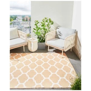 Beiger Outdoor-Teppich Aksu 140x200 cm mit weißem marokkanischem Muster auf Balkon. Handgefertigt, Polypropylen/Polyester.
