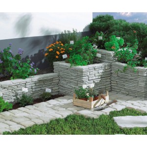 Exemple d'aménagement de jardin avec des blocs de murs décoratifs Madoc couleur calcaire.