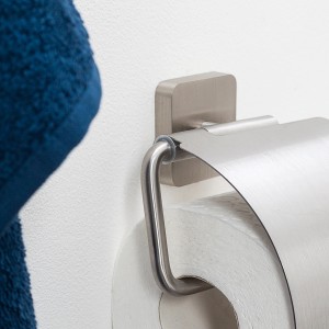 Porta carta igienica Tiger Onu, acciaio inox spazzolato, con coperchio su parete bianca.