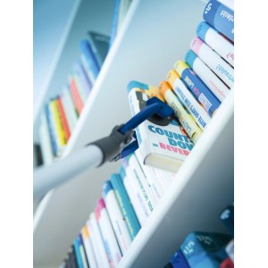 Pince de préhension LUX (87 cm) en utilisation, attrapant un livre sur une étagère.