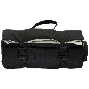 Coperta per cani Vitakraft nera arrotolata (100x70 cm) con maniglia e chiusura a fibbia.