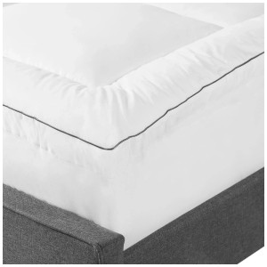 Surmatelas Beliani blanc 140x200 cm en coton Japara sur un lit.