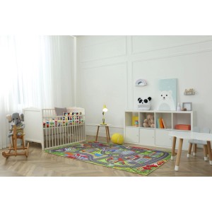 Tapis multicolore Andiamo avec motif de rue de jeu 100x150 cm dans une chambre d'enfant.