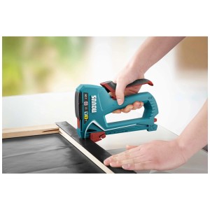 Novus Handtacker J-29 en action : une personne agrafe une pièce avec l'agrafeuse bleue.