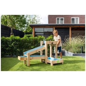 Pista d'acqua Exit Toys AquaFlow in legno di cipresso con bambino in giardino.