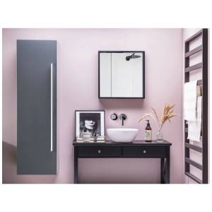Pensile bagno Beliani Mataro grigio in MDF con 4 ripiani e maniglia in alluminio in bagno moderno.