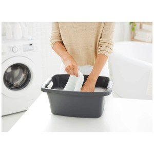 Bassine à linge Rotho Flowers anthracite (12 l) avec motif floral en utilisation.