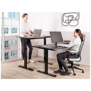 Bureau Beliani Destines noir, réglable en hauteur électriquement, avec pavé tactile LED. Une personne assise, une debout.