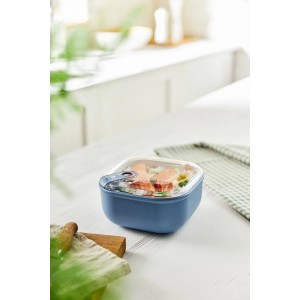 Contenitore per alimenti Rotho Ela, 0,425 l, blu orizzonte, pieno di cibo. Contenitore con coperchio trasparente.