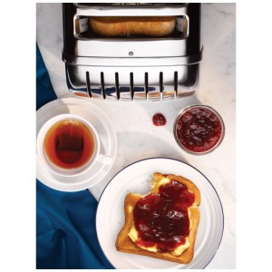 Tostapane Dualit Classic a 3 fessure in metallo lucido con toast, tè e marmellata.