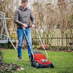 Scarificateur sans fil Einhell GC-SC 18/28 Li-Solo en utilisation sur pelouse.