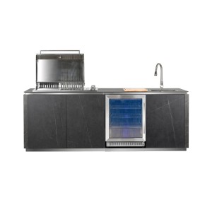 Cuisine d'extérieur Buschbeck Derby avec grill, évier, réfrigérateur et housse de protection.