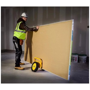 Chariot Dewalt DXWT-200 transportant une plaque de plâtre sur un chantier.