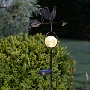 Schwarzer LED-Solarstab Wetterhahn mit leuchtender Crackle-Glaskugel im Garten. Solar-Dekoleuchte für Aussenbereiche.