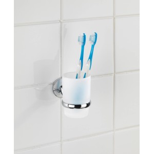 Wenko Zahnputzbecher Cuba mit Halterung in Chrom-Weiß und zwei Zahnbürsten.