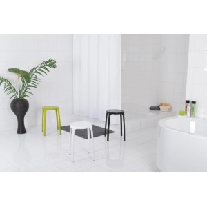 Tabouret de salle de bain Ridder Eco, forme ronde, en blanc, vert et noir dans la salle de bain.