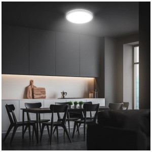 Plafonnier LED Briloner Kada, chrome mat, blanc neutre, 2400 lm, Ø 29,5 cm dans la pièce.
