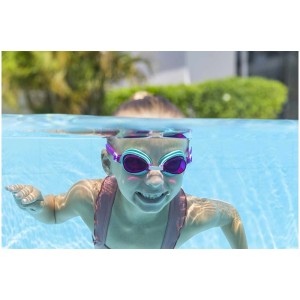 Enfant portant des lunettes de natation Bestway Aqua Burst Essential dans une piscine. Les lunettes ont des verres teintés en polycarbonate.