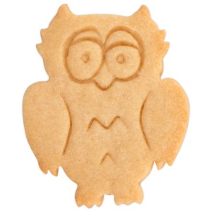 Hellbrauner Eulen-Keks mit feinen Prägekonturen für Augen und Flügel, geformt mit Edelstahl-Ausstecher 7,5 cm.