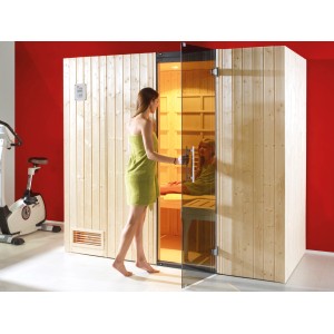 Sauna infrarouge Weka Uppsala avec façade en verre et femme entrant. Incl. kit d'économie de radiateur à panneaux wekaTherm.