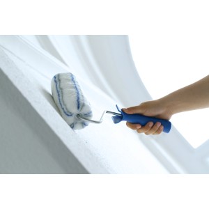 LUX Acryl-Farbroller mit blau-schwarzem Softgriff beim Streichen einer Wand.