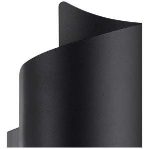 Gros plan : Applique d'extérieur LED Eglo Montarello noire en acier, plafonnier extérieur.