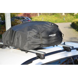 Coffre de toit pliable Fischer, 270 l, noir, monté sur le toit d'une voiture.