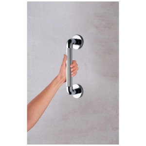 Main tenant la barre d'appui de baignoire Ridder Max chrome 30cm. Poignée de sécurité pour salle de bain, fixation murale.