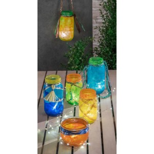 Bunte Laternen aus Gläsern, dekoriert mit Glorex Blumenseide in Gelb, Blau, Grün und Lichterketten. Bastelmaterial.