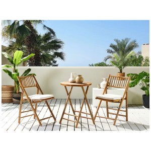 Ensemble bistro 3 pièces Savelletri en bambou marron, avec table pliante et chaises avec coussins.