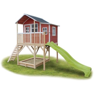 Casetta da gioco in legno EXIT Loft 750 rossa con scivolo e sabbiera. Ideale per far giocare i bambini in giardino.