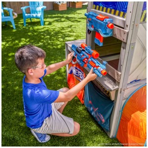 Enfant jouant avec la tour de jeu en bois Nerf Geo Scout avec mur d'escalade.