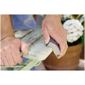 Blocco abrasivo Wolfcraft (grana 80/120) in uso per levigare il legno.