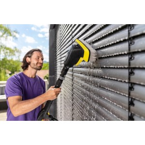 Brosse de lavage Kärcher WB 7 Plus 3 en 1 en utilisation, nettoyant un store avec de l'eau.
