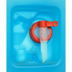 Dettaglio: Tanica blu di Polyston Winter Classic liquido lavavetri con beccuccio rosso.