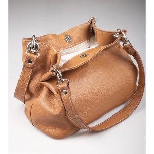 Borsa marrone con chiusura magnetica, ideale per accessori e abbigliamento.